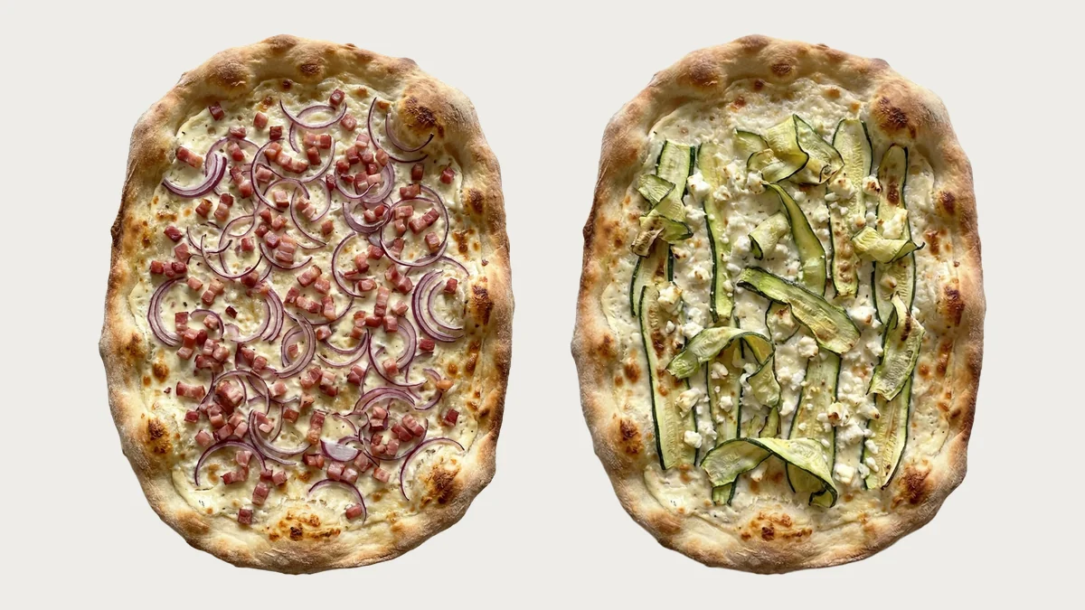 Zwei gebackene Flammkuchen von oben: Speck mit roten Zwiebeln und Zucchini mit Hirtenkäse